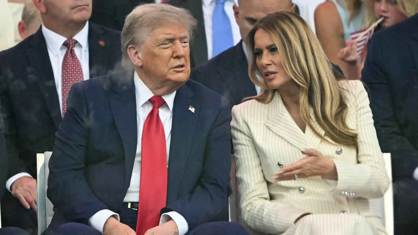 ميلانيا تغفو أثناء عرض عيد ميلاد دونالد ترامب (صور)