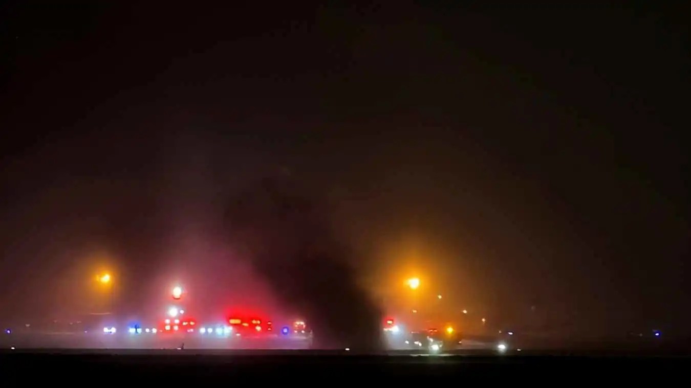 تحطم طائرة أمريكية تقل 8 أشخاص بعد إقلاعها بدقائق (صور)