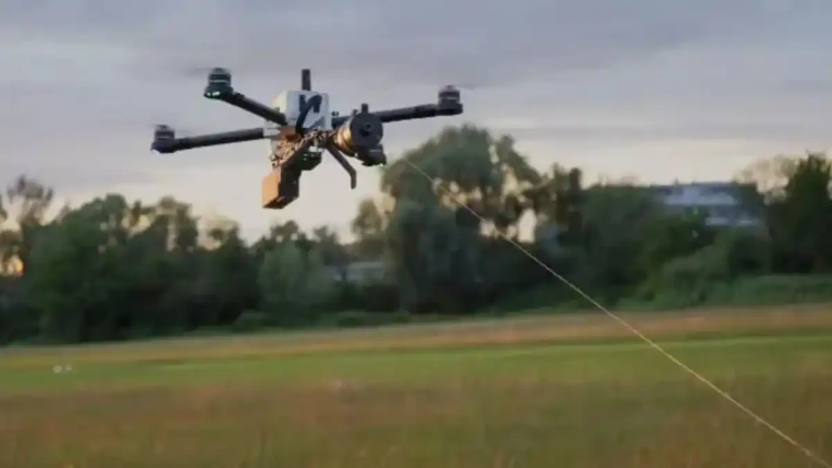 طائرات مسيرة بتقنية الألياف الضوئية