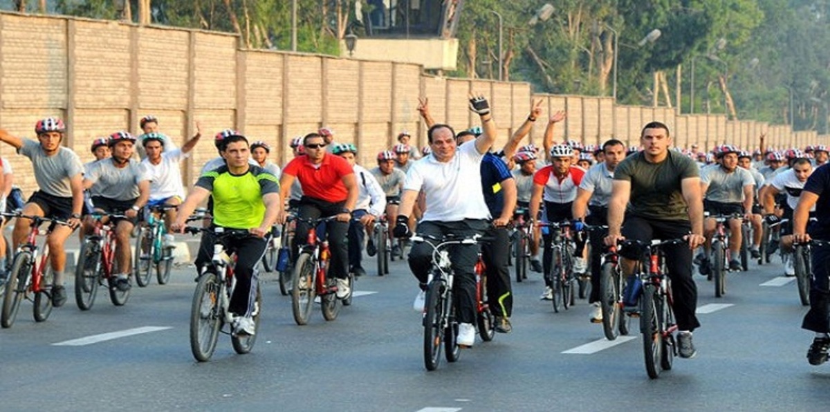 بالصور.. السيسي يتجول على دراجة هوائية في شرم الشيخ