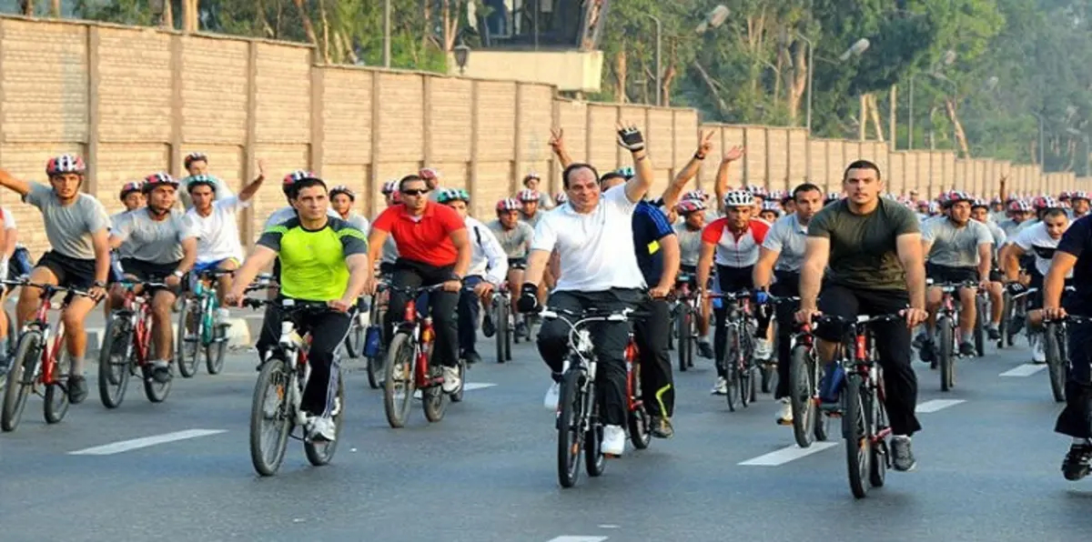 بالصور.. السيسي يتجول على دراجة هوائية في شرم الشيخ