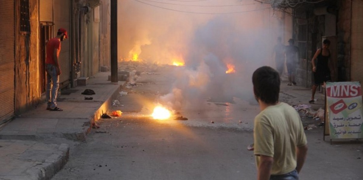 المرصد السوري: طائرات حربية تلقي قنابل حارقة على إدلب وحماة