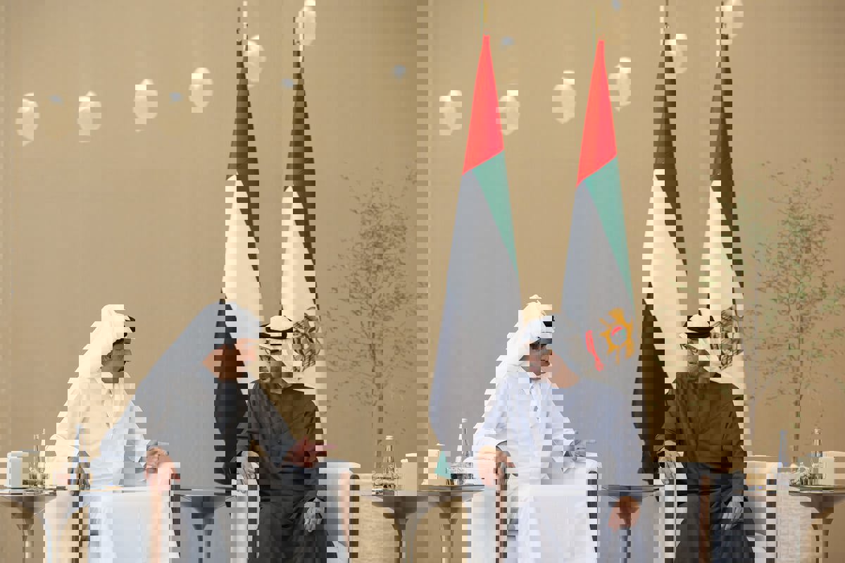 رئيس الإمارات وأمير قطر يبحثان العلاقات الثنائية والمستجدات في المنطقة
