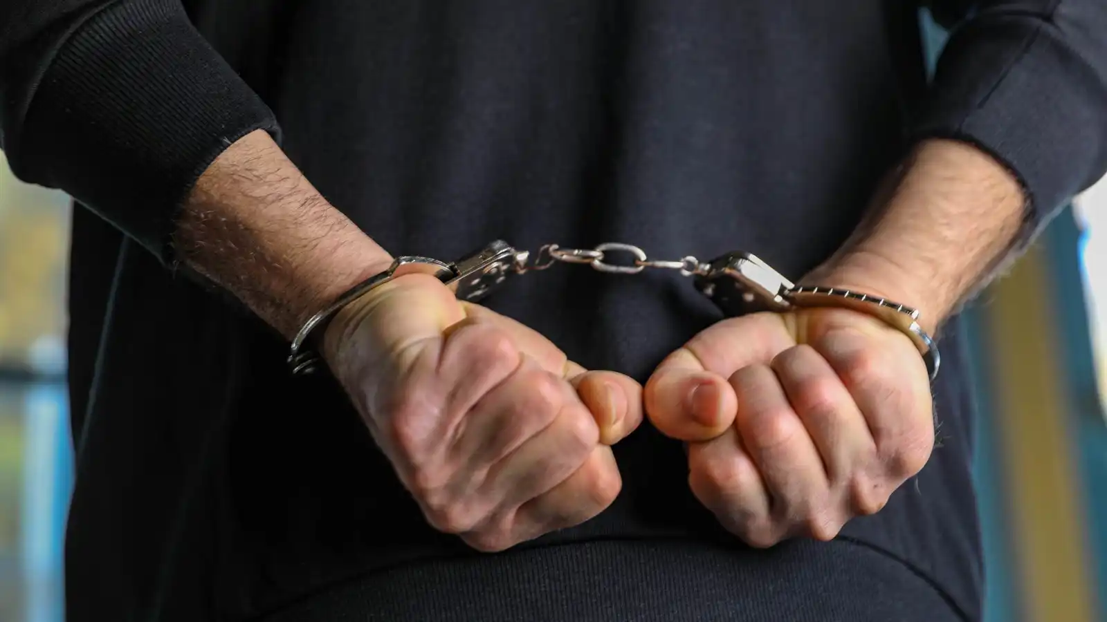 سجن شاب أمريكي بعد إجباره صقراً على شرب الكحول (صور)