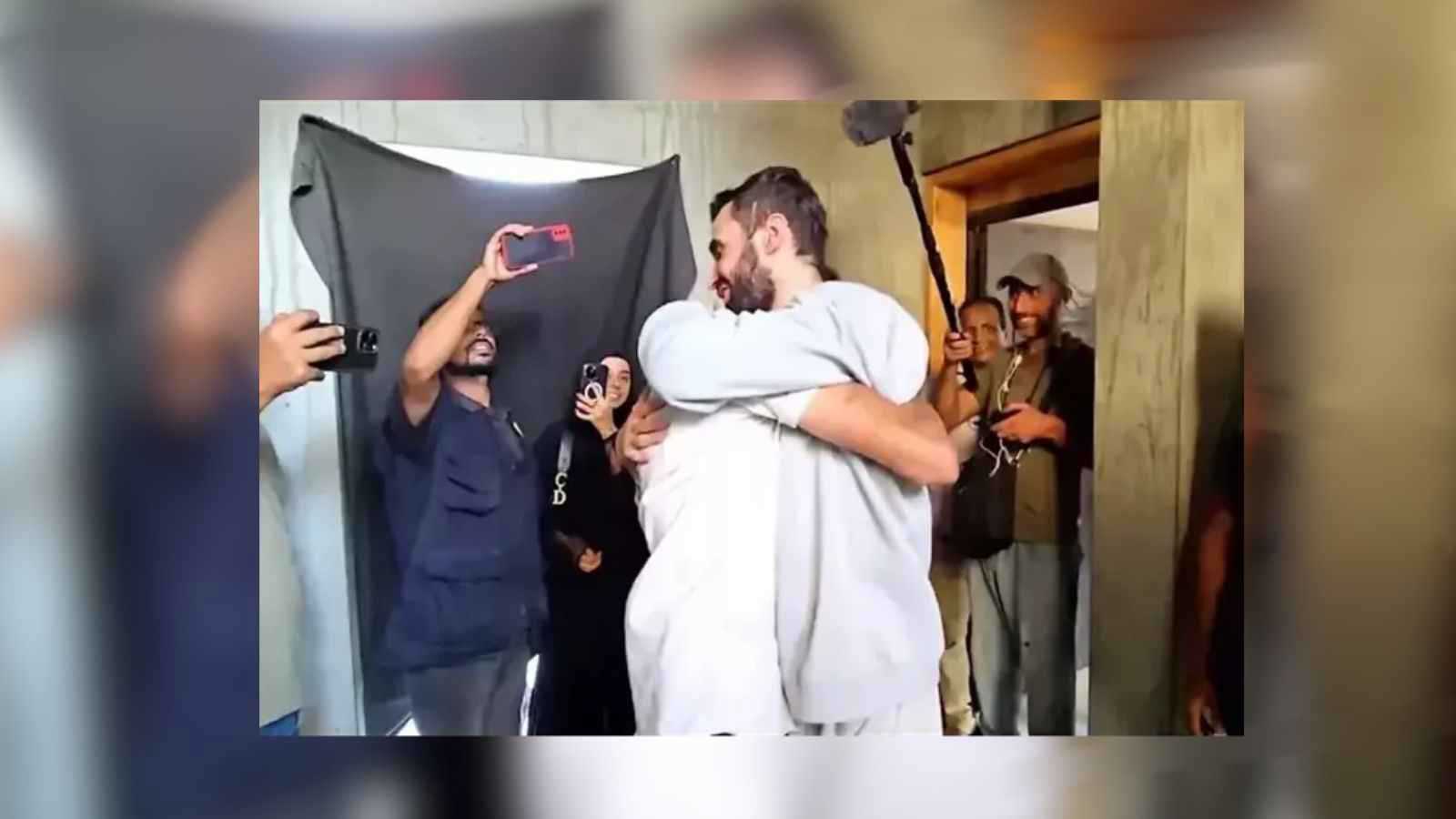 أوهموه بقتل عائلته.. فلسطيني يروي أهوال التعذيب بالسجون الإسرائيلية (فيديو)