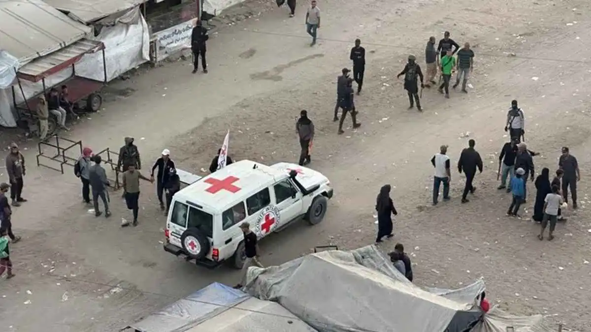 الجيش الإسرائيلي يُعلن تسلم 7 رهائن أفرجت عنهم حماس (صورة)