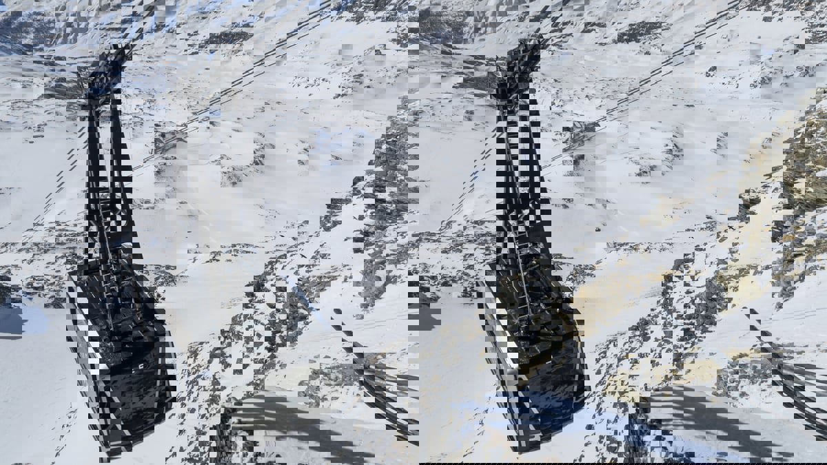 الرياح العاتية تثير رعب ركاب تلفريك في إيطاليا (فيديو)