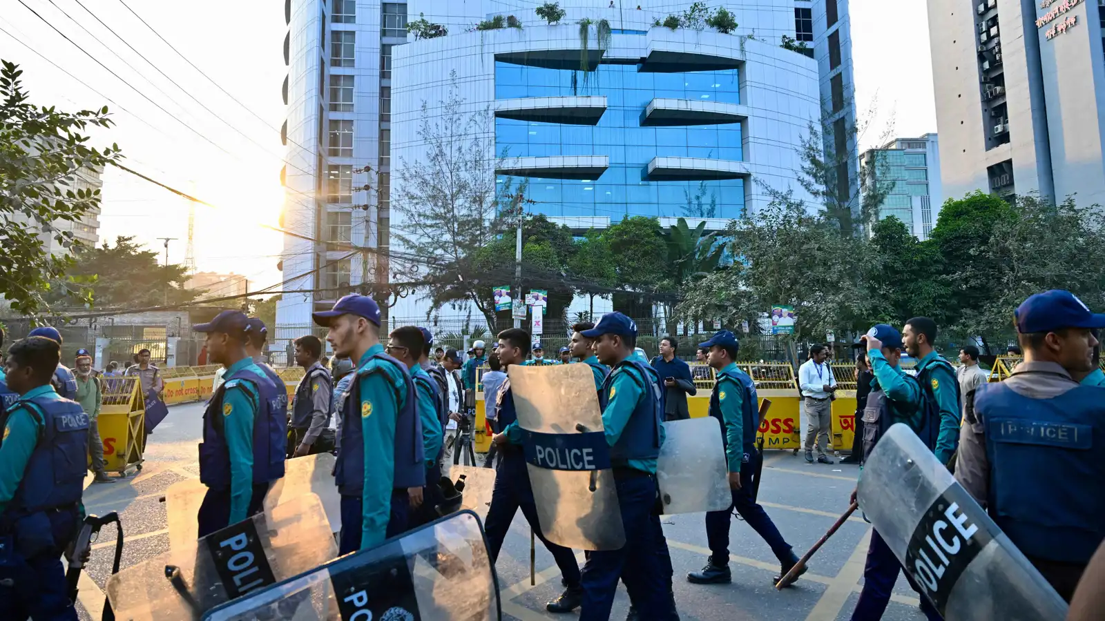 بنغلادش تنظم أول انتخابات منذ الإطاحة بحسينة في فبراير المقبل