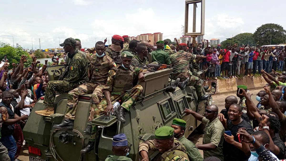 مالي وتشاد ثم غينيا... هل للانقلابات العسكرية "تأثير الدومينو" في أفريقيا؟