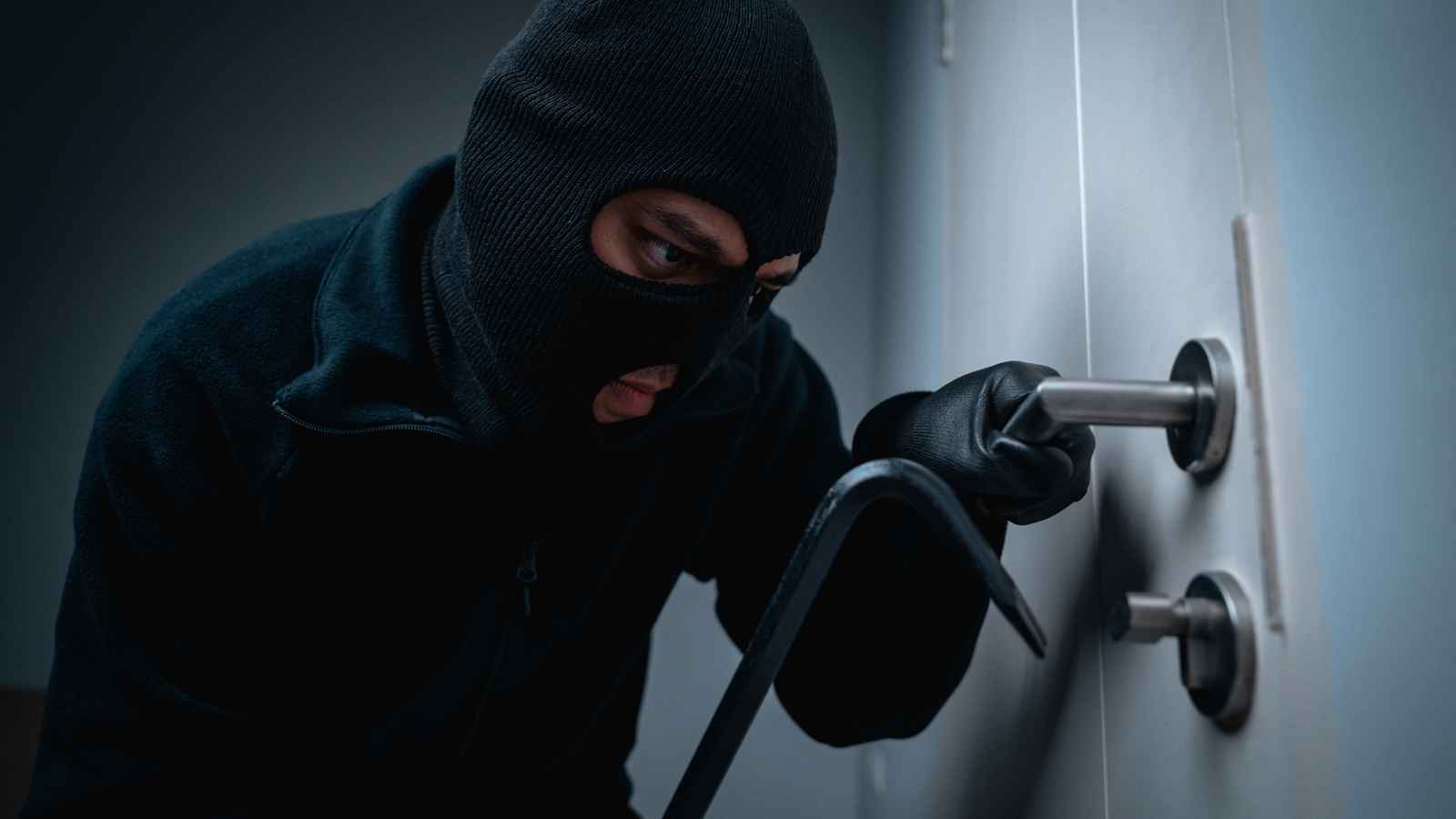 تونس.. "لص البنوك" الملثم في قبضة السلطات