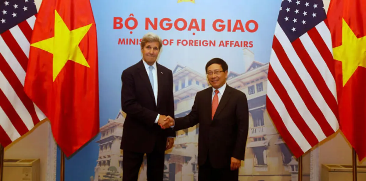 كيري يفتتح أوّل جامعة خاصة في فيتنام