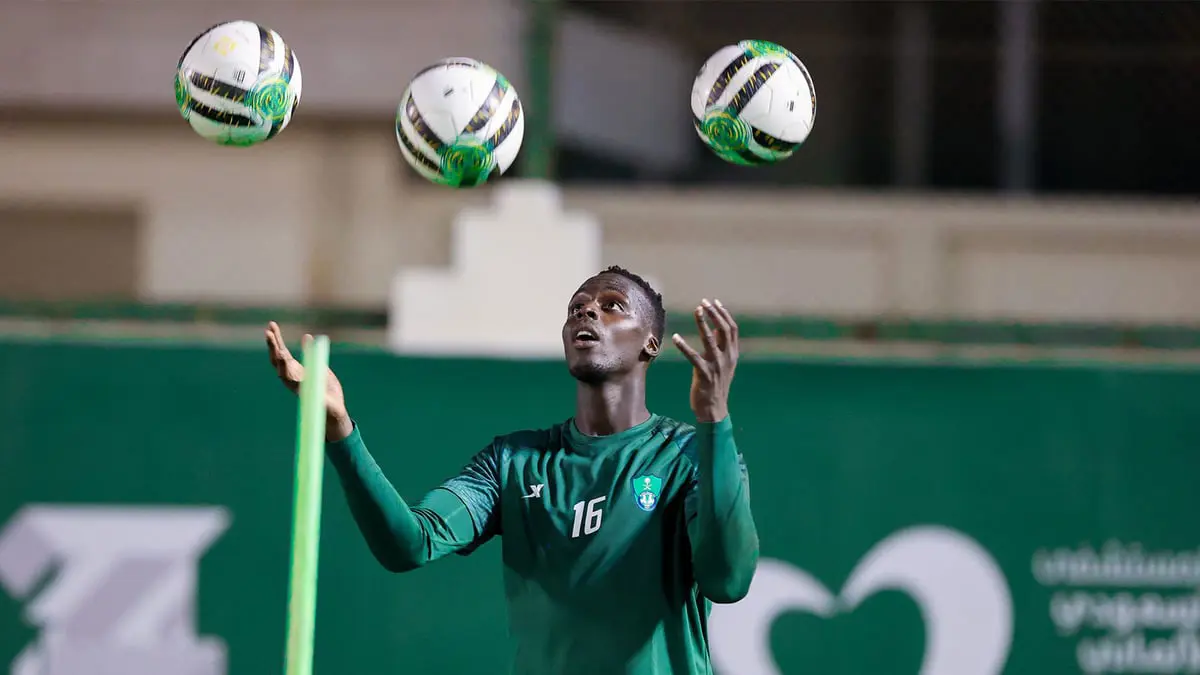 تصد رائع من إدوارد ميندي يثير إعجاب جماهير الأهلي السعودي (فيديو)