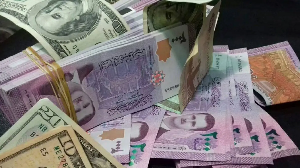 الليرة السورية تسجل تدهورًا قياسيًا في السوق السوداء