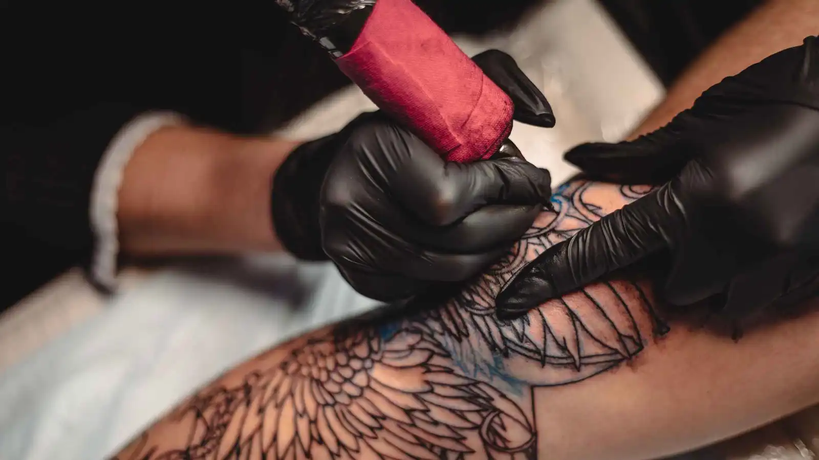 ما لا نراه تحت الجلد.. كيف يتفاعل حبر الوشم مع الجسم؟