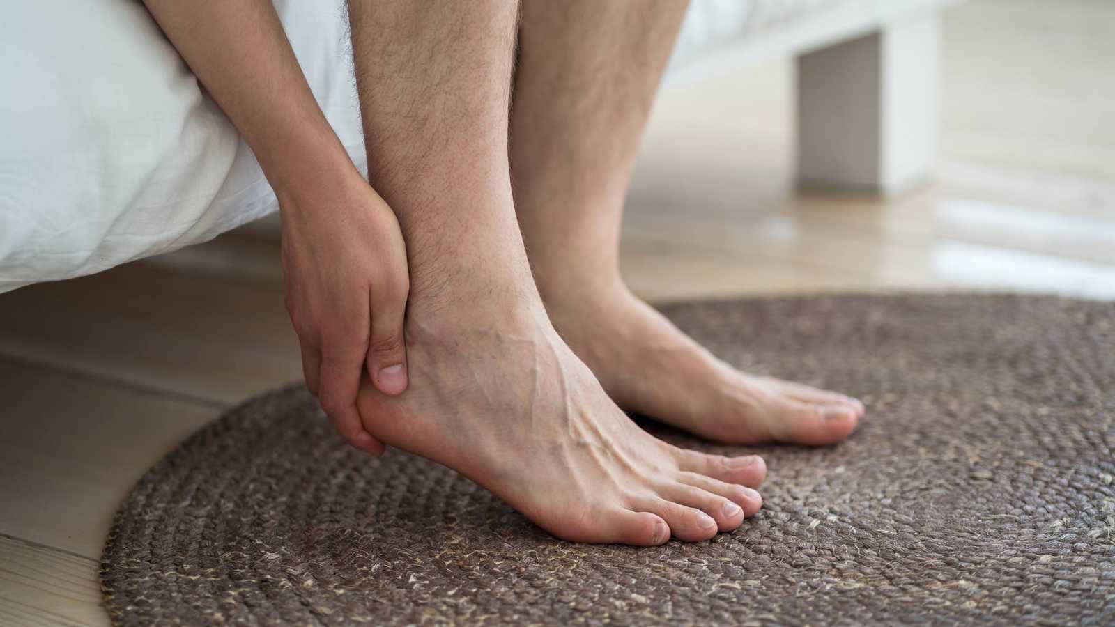 ما أسباب ألم كعب القدم أثناء المشي؟