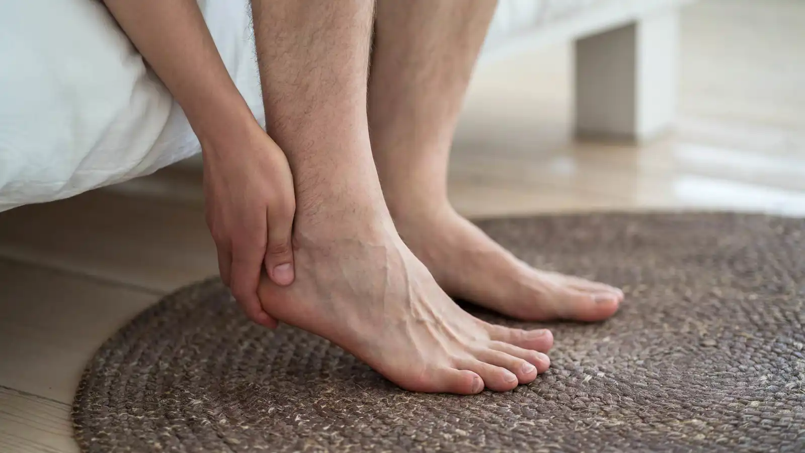 ما أسباب ألم كعب القدم أثناء المشي؟