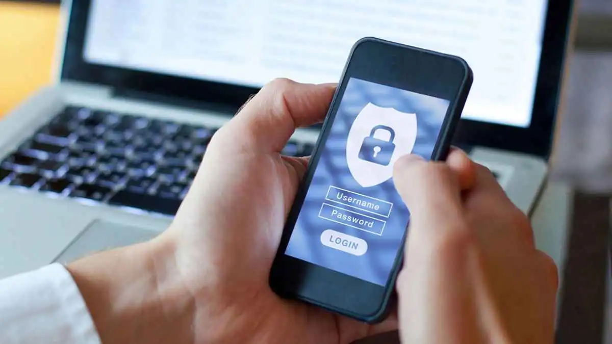 بسبب التوترات.. غوغل تطلب تحديث هواتف آيفون فوراً