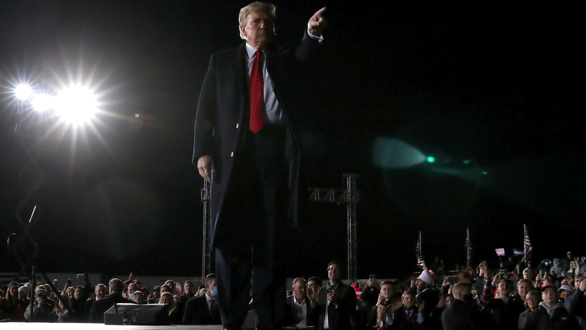 بالتزامن مع جلسة المصادقة على فوز بايدن.. ترامب يلقي خطابا أمام أنصاره المحتجين