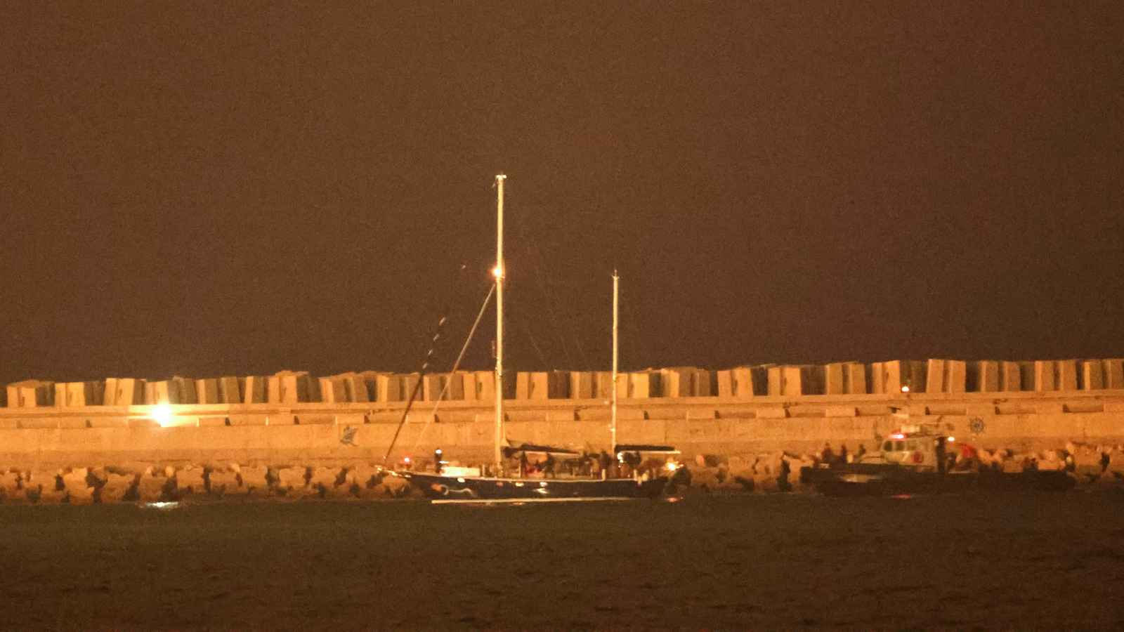 كيف سيطرت إسرائيل على سفينة "مادلين" وطاقمها؟