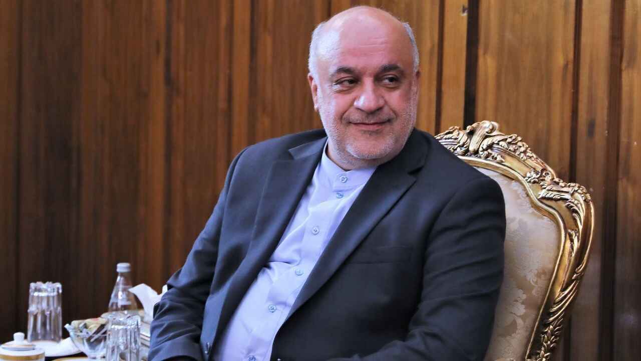 بعد إصابته في الهجوم.. نقل السفير الإيراني بلبنان إلى طهران