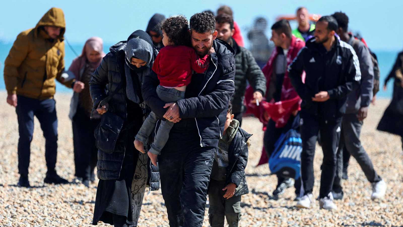 لندن وبغداد توقعان اتفاقا لإعادة المهاجرين إلى العراق