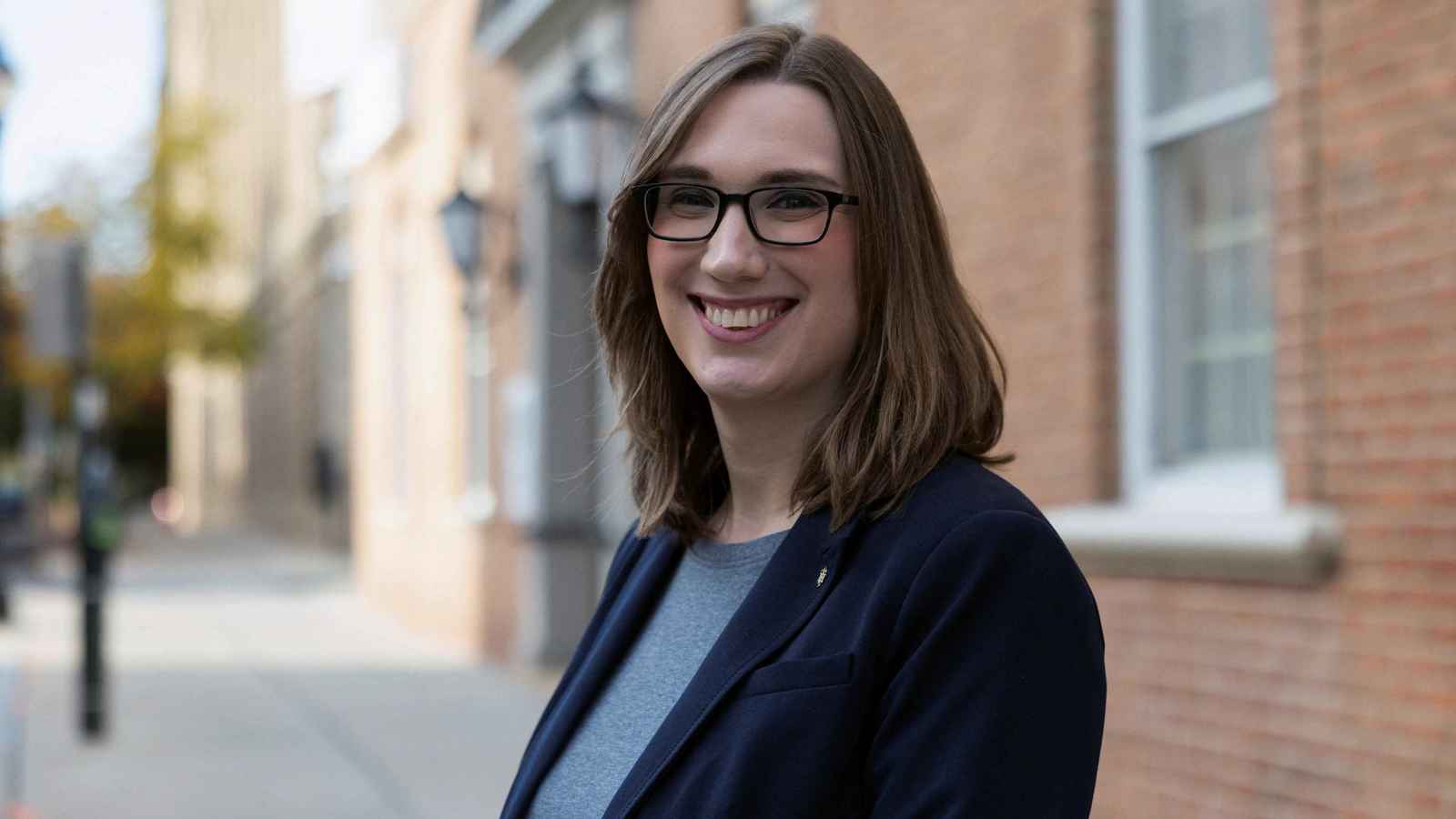 سارة ماكبرايد.. أول متحولة جنسيا في الكونغرس الأمريكي