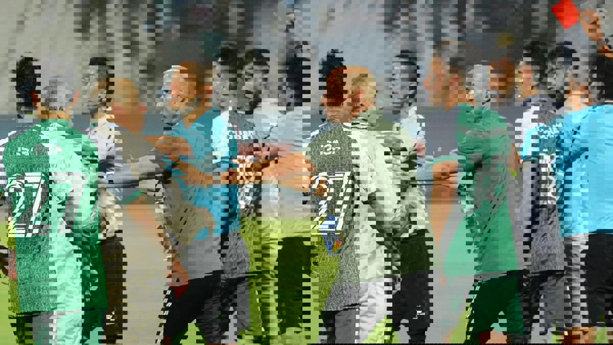 فيديو جديد يُظهر اعتداء أخصائي العلاج الطبيعي في فريق السيب على علي مندني إداري العربي (شاهد)