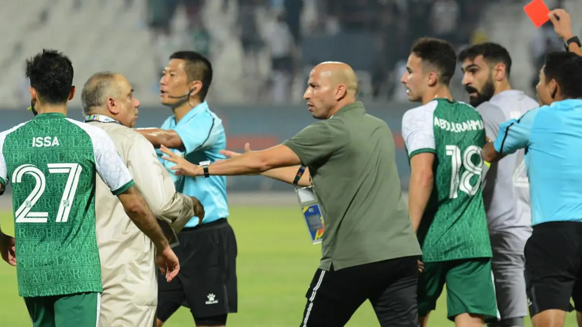 فيديو جديد يُظهر اعتداء أخصائي العلاج الطبيعي في فريق السيب على علي مندني إداري العربي (شاهد)