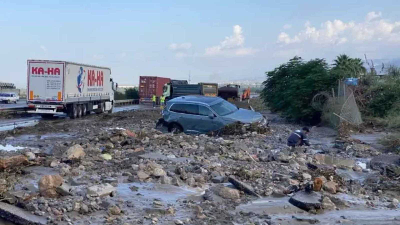 تركيا.. إنقاذ امرأة مشلولة جرفتها السيول (فيديو)