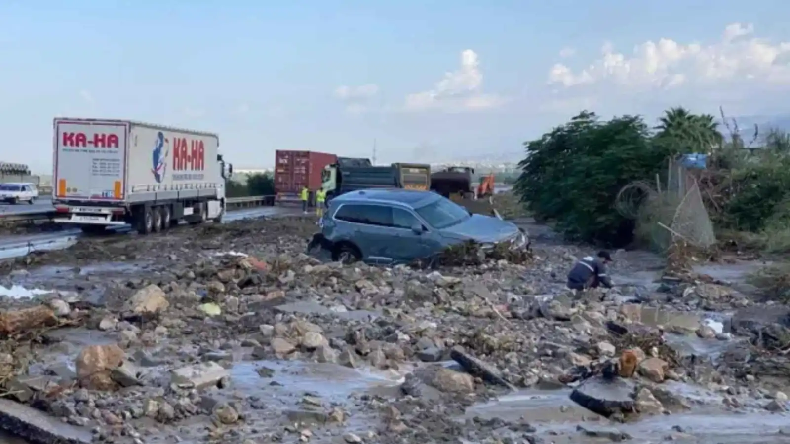 تركيا.. إنقاذ امرأة مشلولة جرفتها السيول (فيديو)