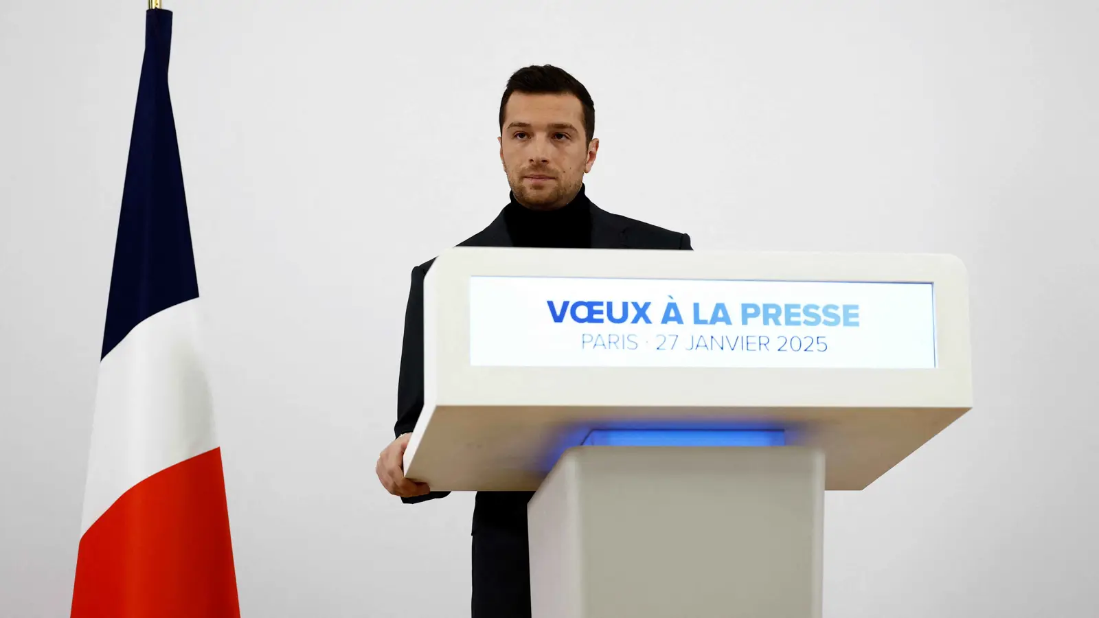 اليمين المتطرف يضغط على ماكرون بشأن الاستفتاء على الهجرة