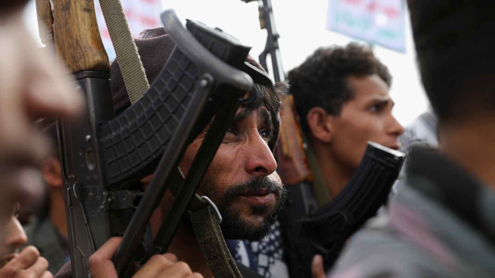 مقتل وإصابة 19 يمنيًا.. مسلح حوثي يفتح النار على مصلين بالبيضاء (فيديو)