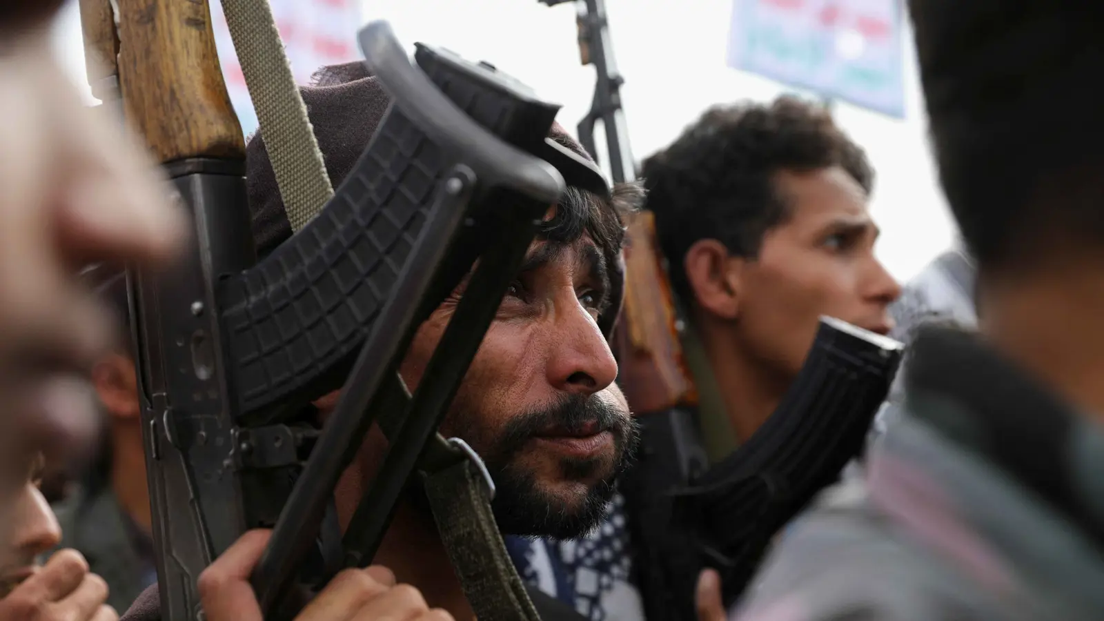 مقتل وإصابة 19 يمنيًا.. مسلح حوثي يفتح النار على مصلين بالبيضاء (فيديو)