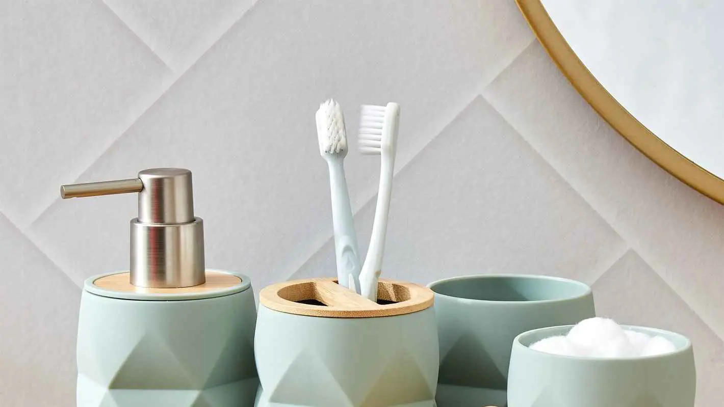 خطأ "مثير للاشمئزاز" يرتكبه الكثير مع فرشاة الأسنان