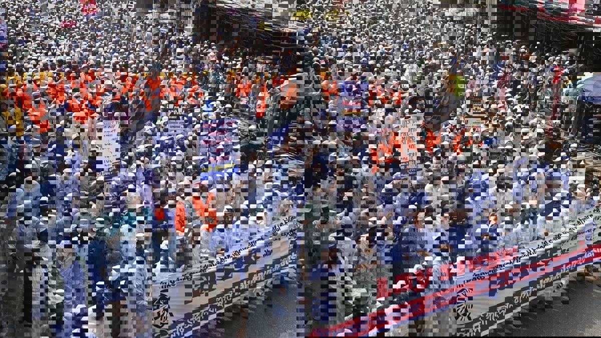 فرنسا تدعو مواطنيها للحذر مع تصاعد الغضب في العالم الإسلامي