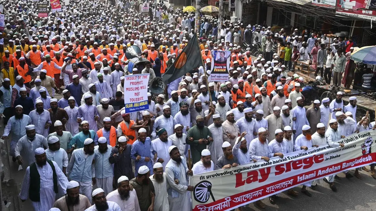 فرنسا تدعو مواطنيها للحذر مع تصاعد الغضب في العالم الإسلامي