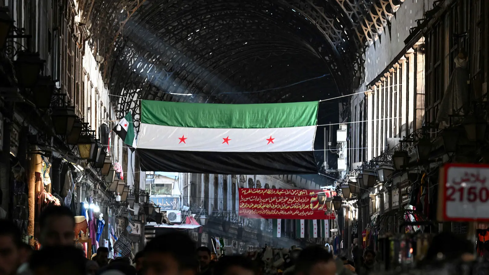 مع "تباين" التصريحات.. تعقيدات قانونية وسياسية لرفع العقوبات عن سوريا