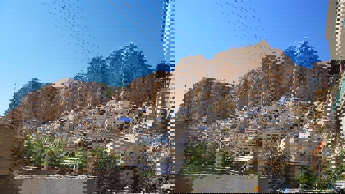 معلولا السورية.. مدينة محفورة في الصخر تتحدث اللغة الآرامية (فيديو إرم)