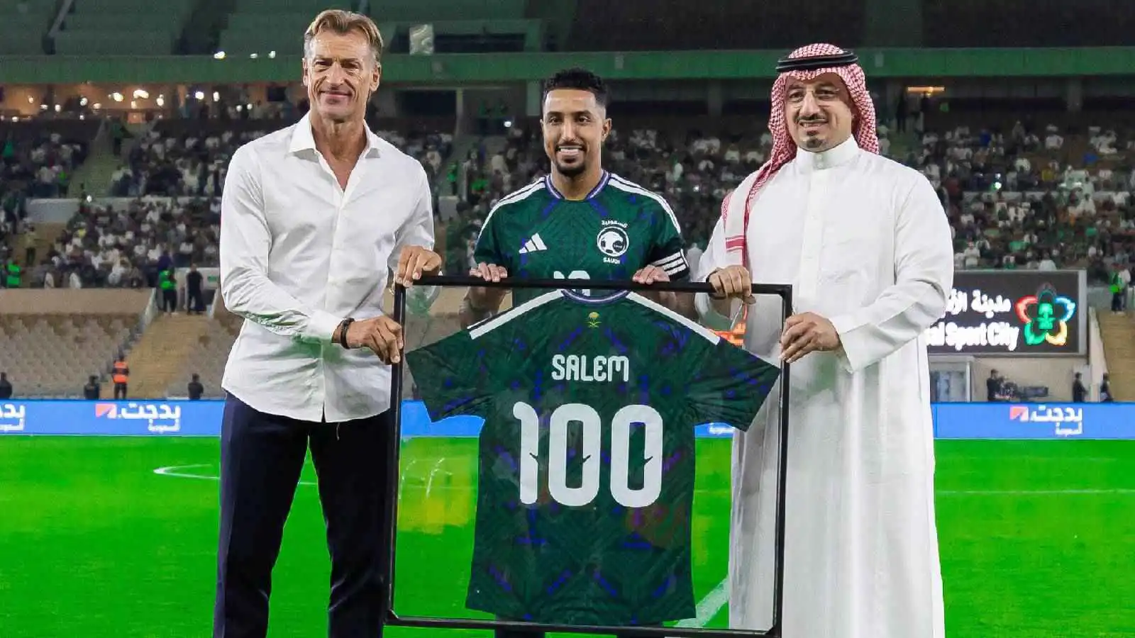 لقاء المئوية.. تكريم سالم الدوسري في مباراة السعودية والجزائر (فيديو)