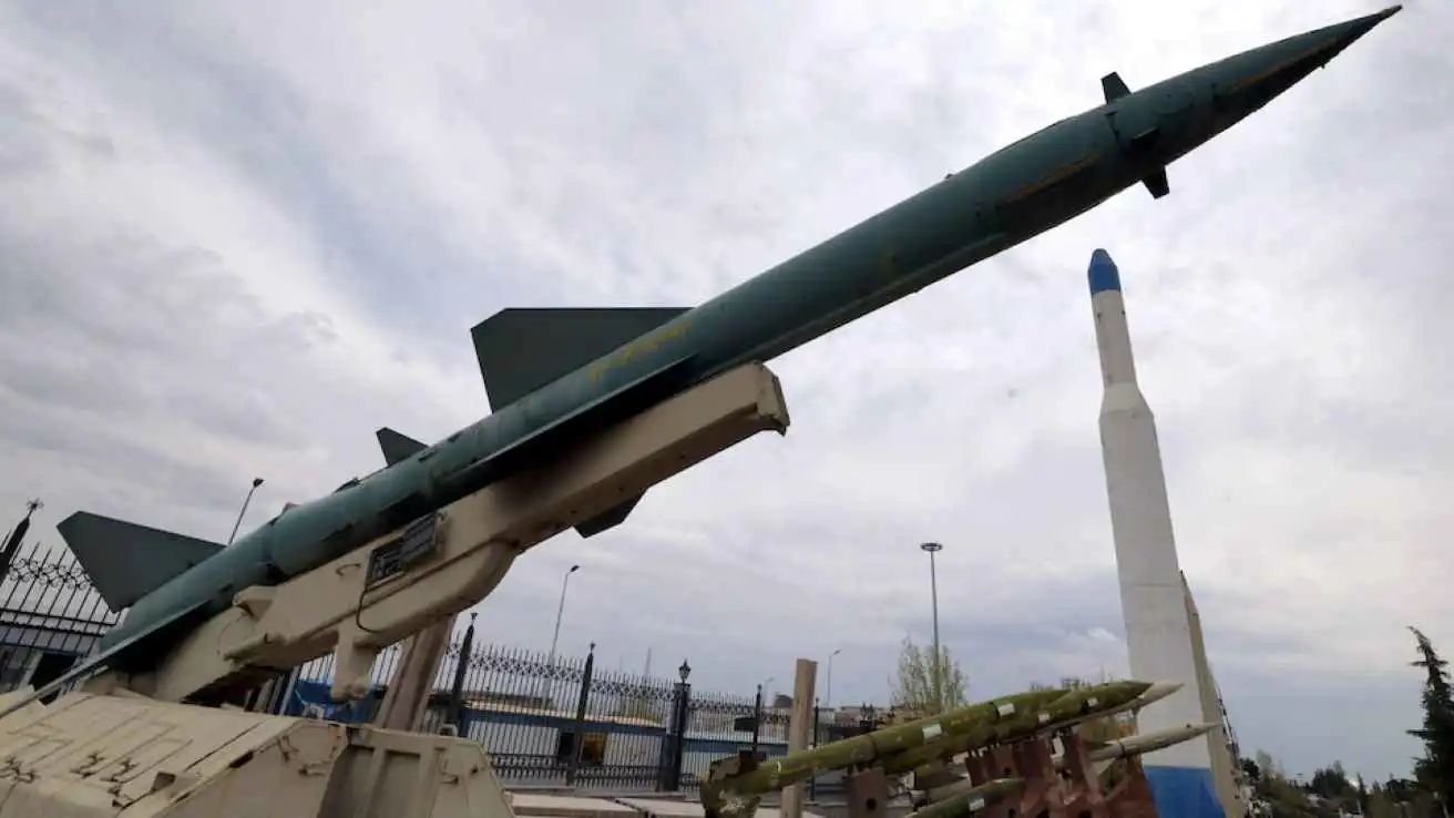 نماذج لصواريخ محلية الصنع معروضة في طهران