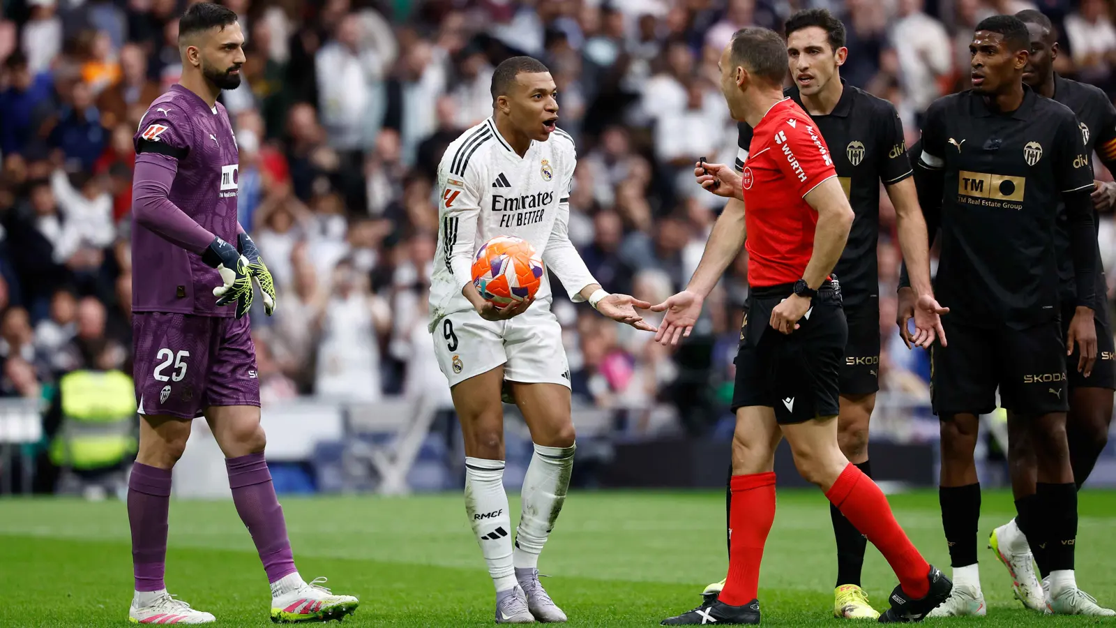 ضربة جزاء وطرد.. تقييم كارثي وأخطاء فادحة لحكم ريال مدريد وفالنسيا (صور وفيديو)