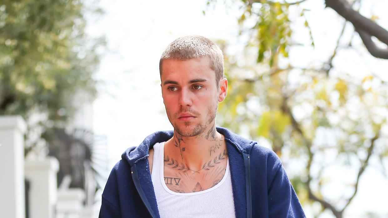 جاستن بيبر يبهر متابعيه بعزف Walking Away على البيانو (فيديو)