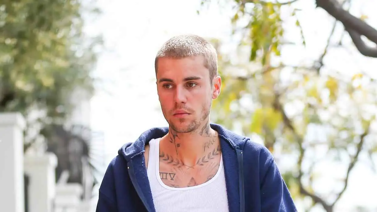 جاستن بيبر يبهر متابعيه بعزف Walking Away على البيانو (فيديو)