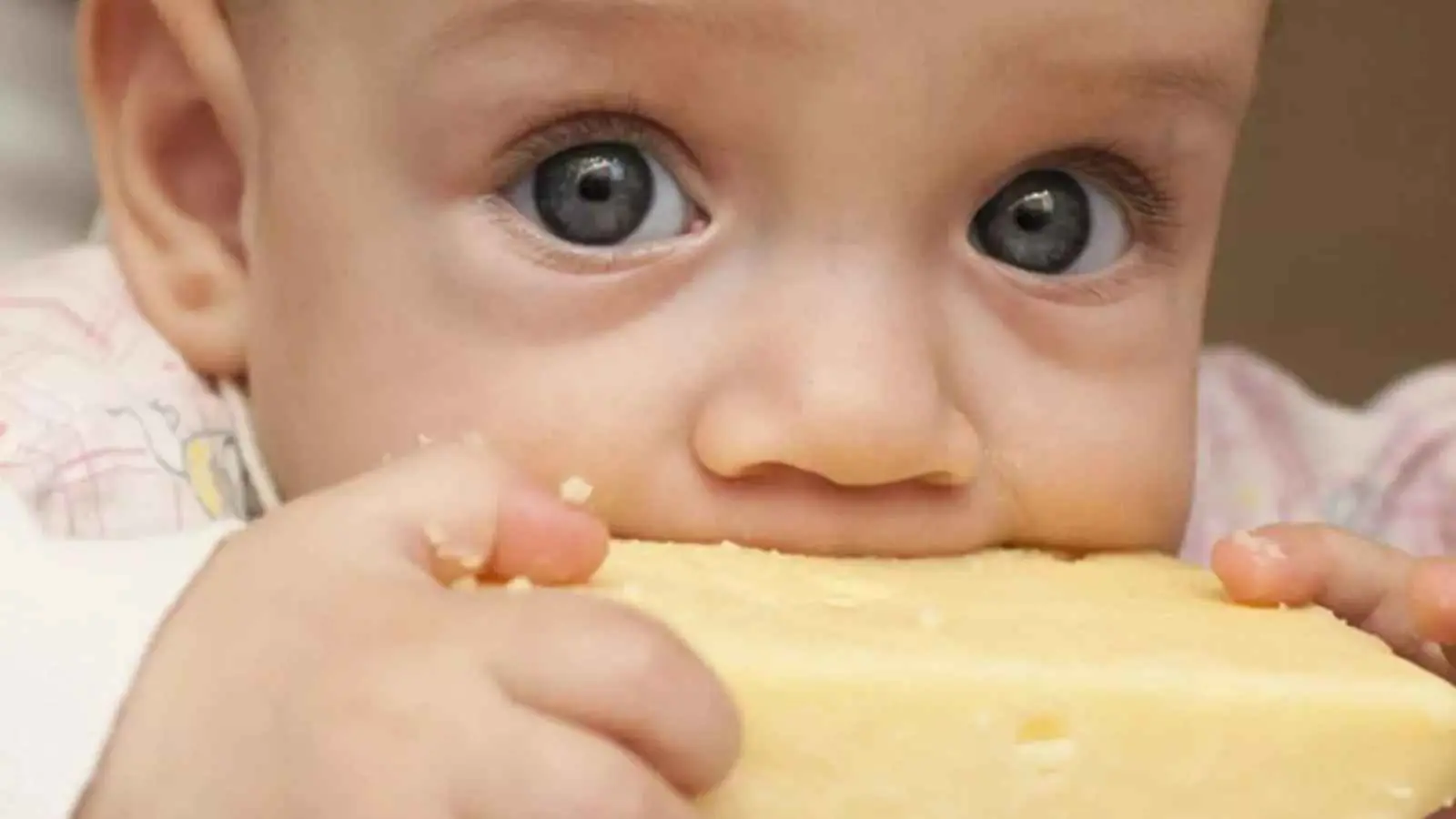 ترند "تيك توك".. هل تساعد الزبدة على تحسين نوم الأطفال؟