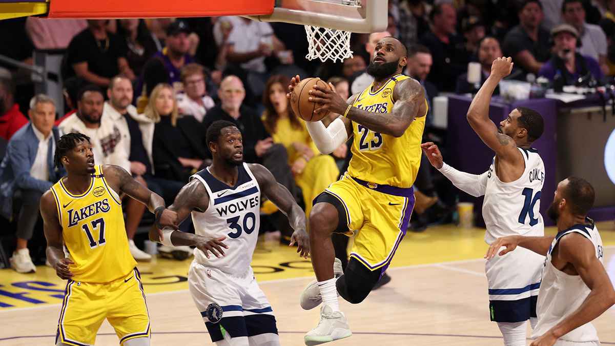 NBA.. ليكرز يفوز على تيمبرولفز ويعادل النتيجة في الدور الأول للأدوار الإقصائية