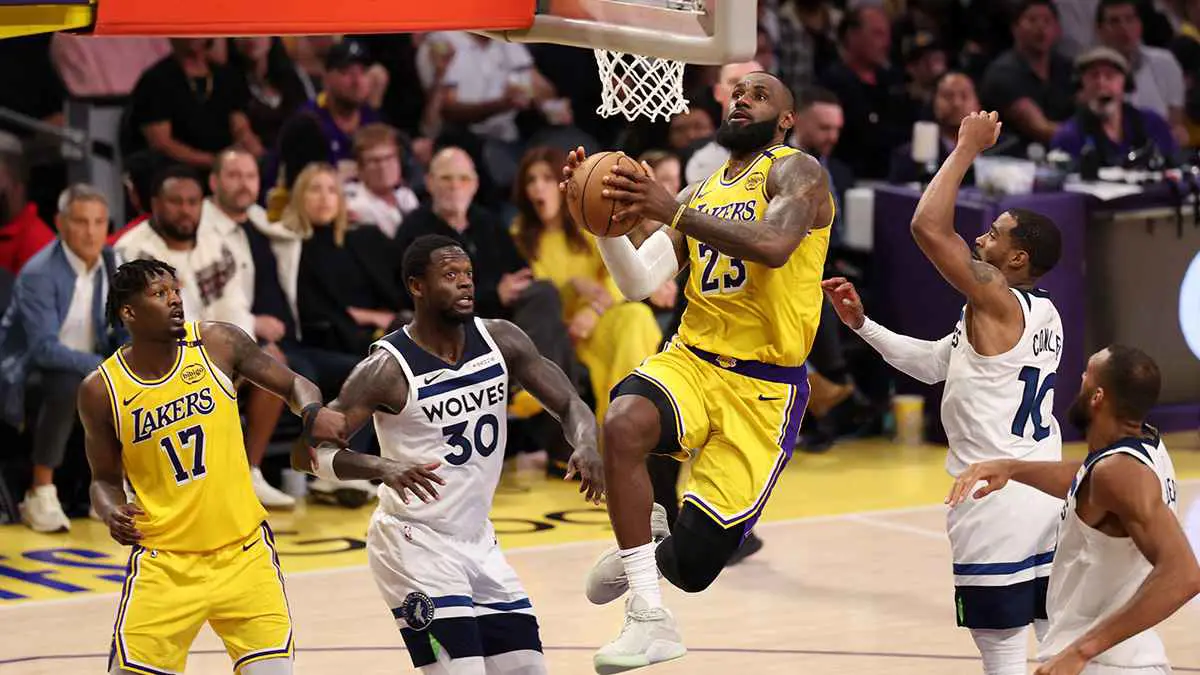 NBA.. ليكرز يفوز على تيمبرولفز ويعادل النتيجة في الدور الأول للأدوار الإقصائية