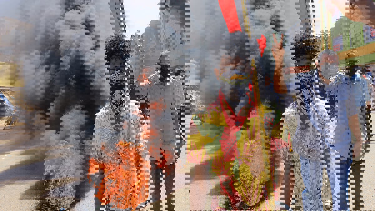 "أطباء السودان": مقتل متظاهر دهسًا بسيارة عسكرية
