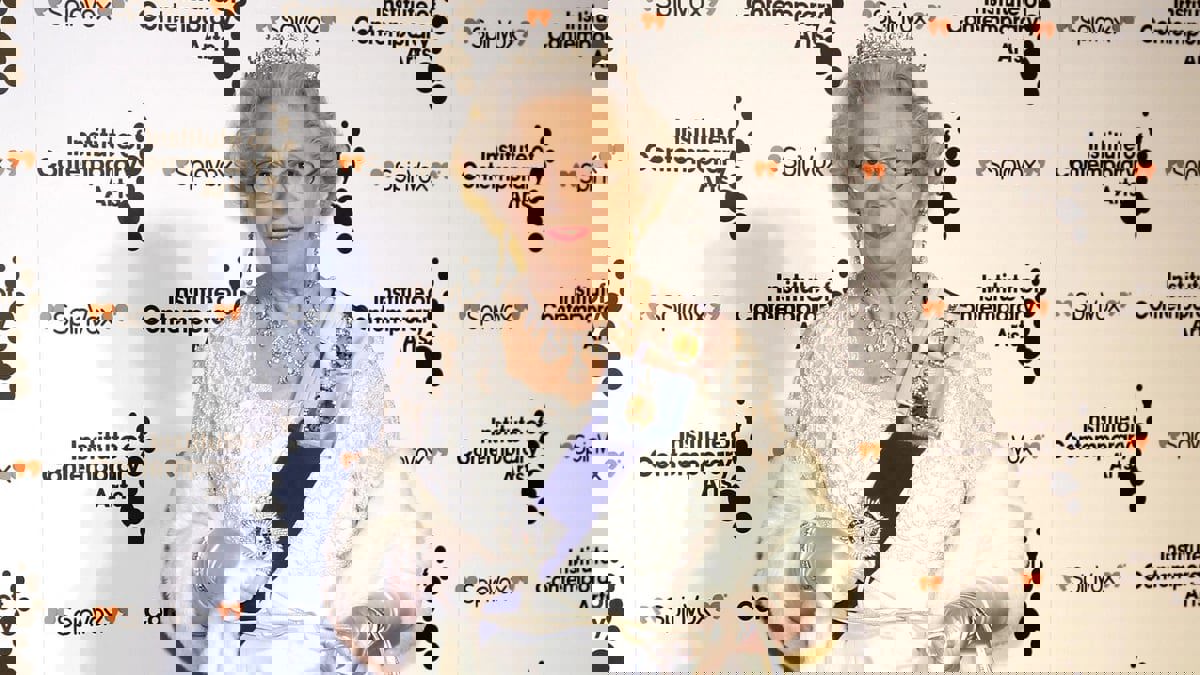 شبيهة الملكة إليزابيث تتخلى عن وظيفتها احتراما لرحيلها