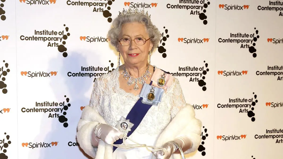 شبيهة الملكة إليزابيث تتخلى عن وظيفتها احتراما لرحيلها