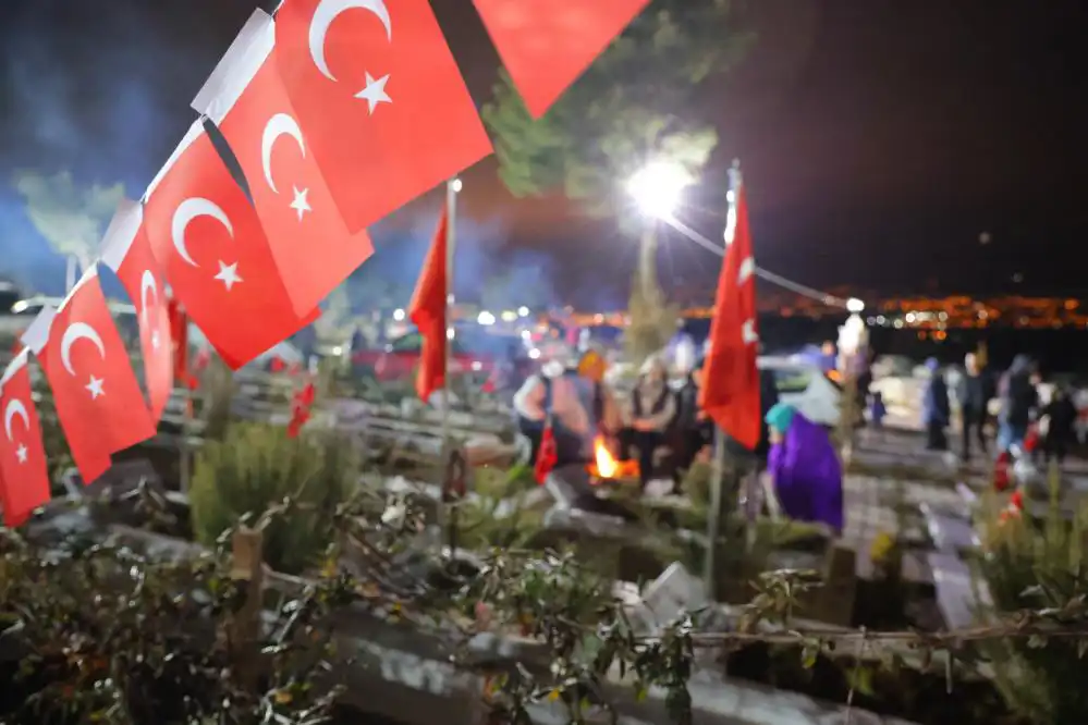 أتراك داخل مقبرة لضحايا زلزال فبراير